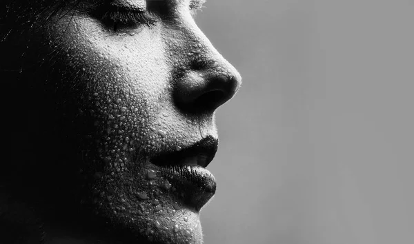 顔に水を持つ女性 — ストック写真
