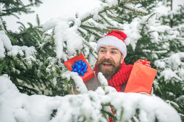Natal homem feliz com barba segurar caixa de presente . — Fotografia de Stock