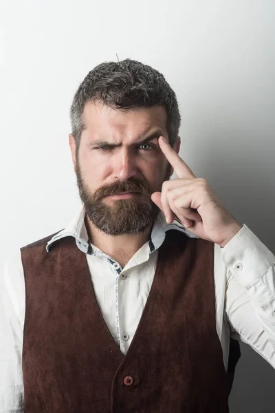 Homem com barba longa e bigode no rosto pensativo . — Fotografia de Stock