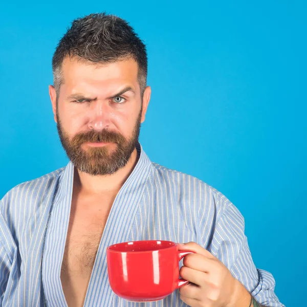 Τέλειο το πρωί με καφέ, γενειοφόρος άνδρας με την Κύπελλο — Φωτογραφία Αρχείου