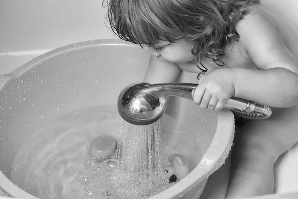 Bebé niño en baño con patito — Foto de Stock