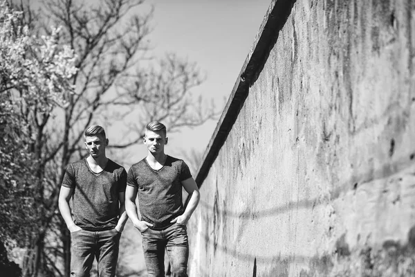 Macho gemelos caminar al aire libre — Foto de Stock