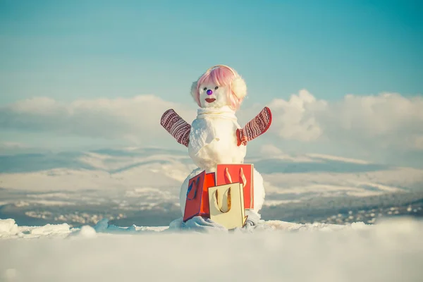 Sneeuwpop-meisje in winter roze pruik haar met tas. — Stockfoto