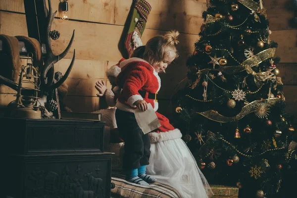 Weihnachtsmann-Kind am Weihnachtsbaum. — Stockfoto