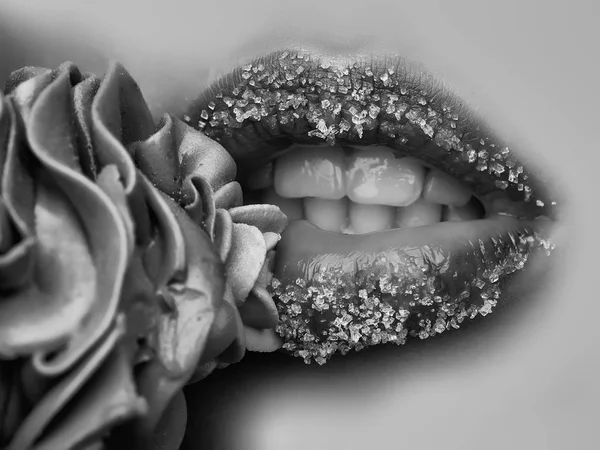 Γυναικεία χείλη και κρέμα — Φωτογραφία Αρχείου