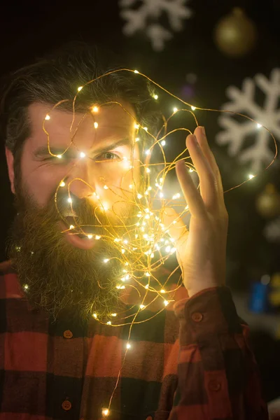 Kerst slinger op gezicht van man met baard, Nieuwjaar — Stockfoto