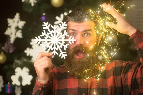 Año nuevo chico con alambre iluminado y copo de nieve . — Foto de Stock