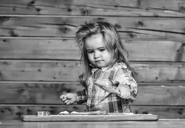 Schattig kind koken met deeg, meel houdt hout schop — Stockfoto