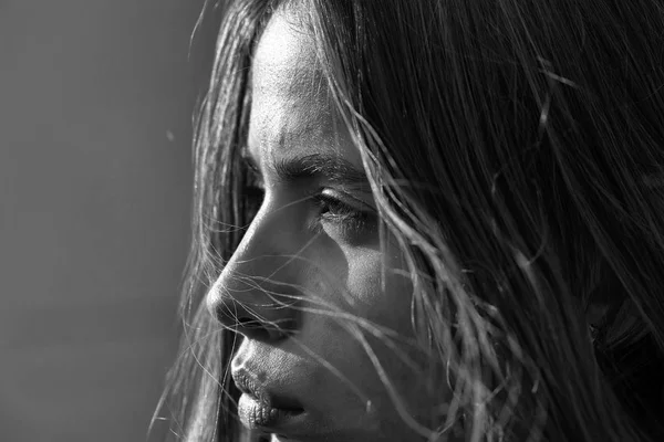 Bella ragazza con i capelli castani — Foto Stock