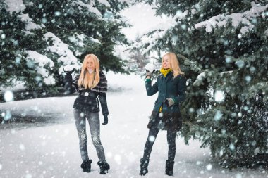 Kar ahşap uzun sarı saçlı gülümseyen kadın