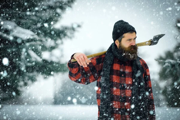 Uomo di Natale con ascia barba tenere nella foresta invernale — Foto Stock