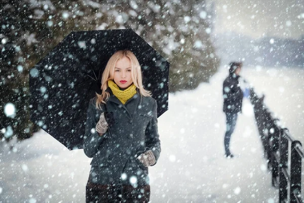 Donna con lunghi capelli biondi su neve bianca paesaggio — Foto Stock