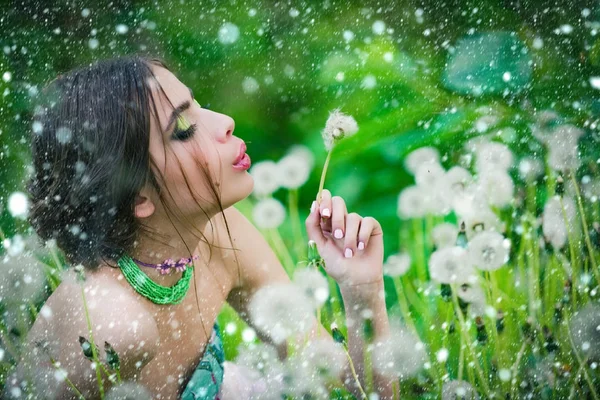 Kvinna med fashionabla makeup och pärlor i gröna blad — Stockfoto