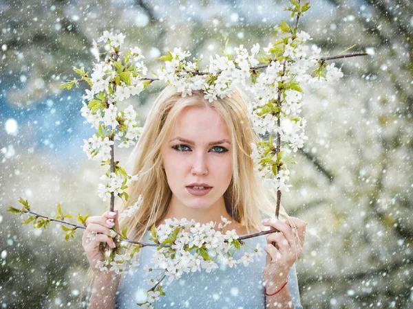 Primavera, ragazza con cornice di fiori — Foto Stock