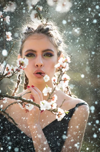 Girl and flowerss — Stock Photo, Image