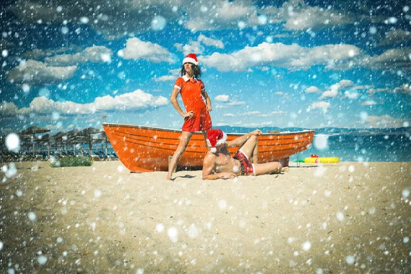 Neujahr Mädchen und Kerl als Weihnachtsmann. — Stockfoto