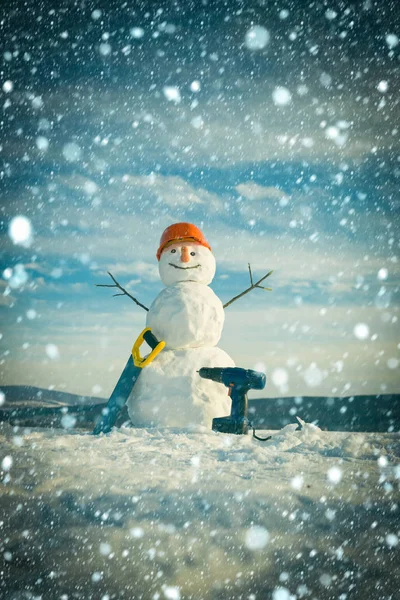 Snowman constructeur en hiver dans le casque . — Photo