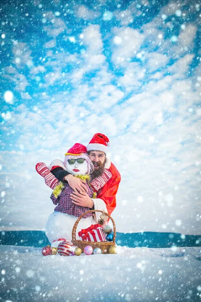 曇り空に赤いクリスマス衣装で幸せなヒップスター — ストック写真