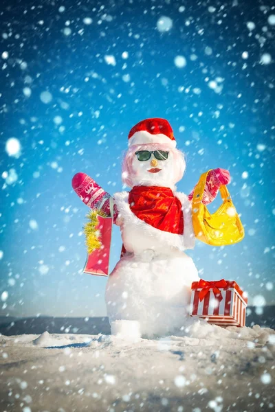 Jultomten snowman med nuvarande box och shopping väska — Stockfoto