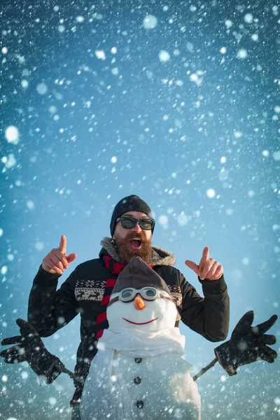 Різдвяний чоловік і пілот сніговика в авіаційних окулярах — стокове фото
