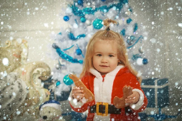 Neujahr kleiner Junge am Weihnachtsbaum. — Stockfoto