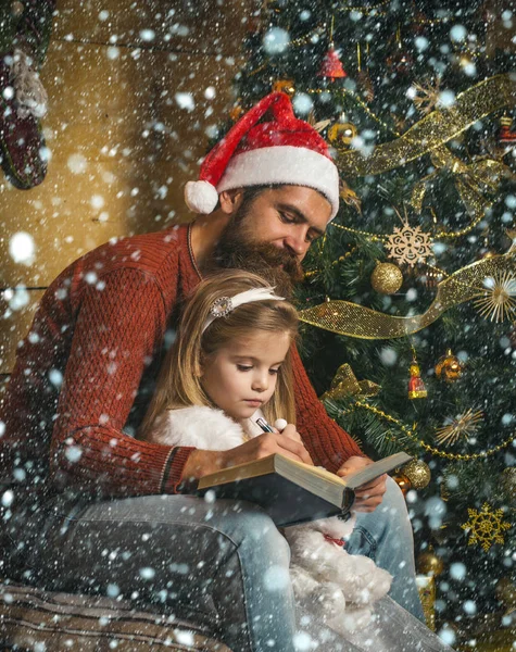 Natal criança feliz e pai ler livro . — Fotografia de Stock