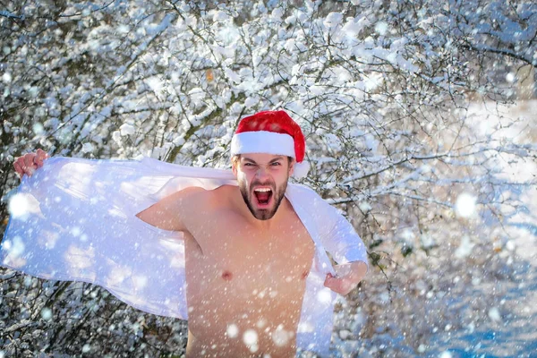 Boze man uitkleden shirt op winterdag — Stockfoto