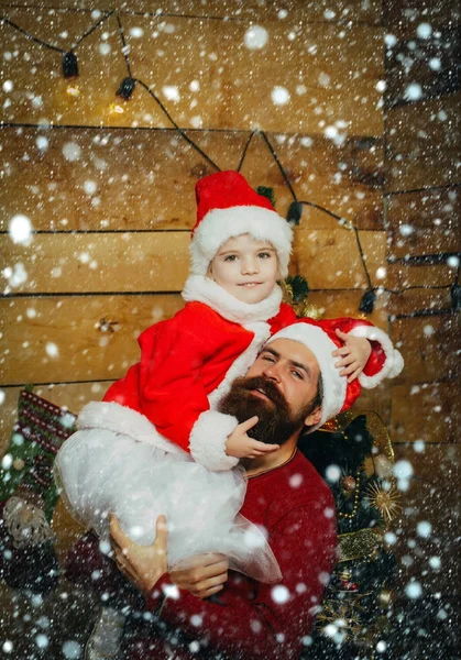 Weihnachtsglückliches Kind und Vater. — Stockfoto