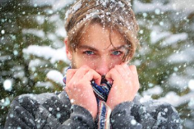 Adam kış gününde dondurma