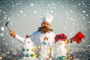 Adam bağırıyor Şef şapkalı ve kış gününde üniforma