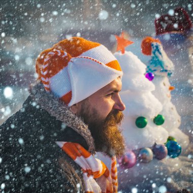 Adam şapka ve atkı kış gününde