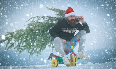 Üç tekerlekli bisiklet üzerinde karlı manzara kişini