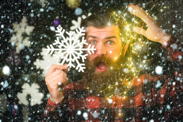 Año nuevo chico con alambre iluminado y copo de nieve . — Foto de Stock