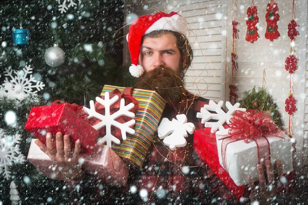 Hombre de Navidad con barba en la cara celebrar regalo . —  Fotos de Stock