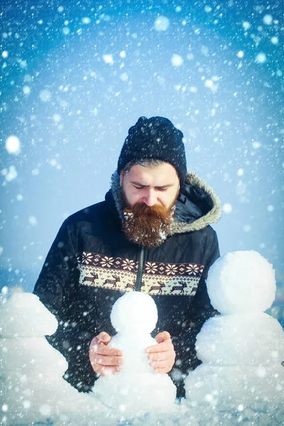 Nieuwjaar man op blauwe hemel met sneeuw figuur. — Stockfoto