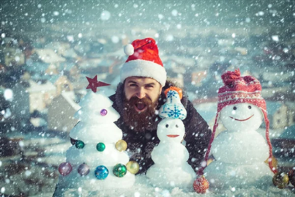 Sneeuwpoppen hoeden en sneeuw kerstboom op blauwe hemel — Stockfoto