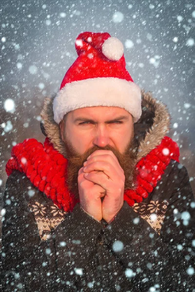Weihnachtsmann Hipster mit roter Mütze und Schal. — Stockfoto