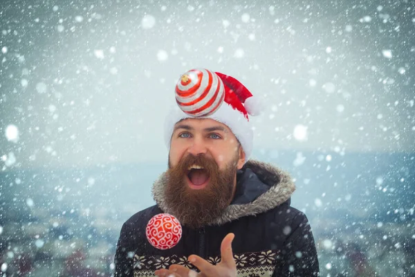 Mann mit rotem Weihnachtsmann-Hut und Mantel — Stockfoto