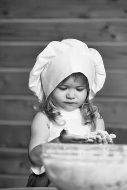 Mutlu çocuk hamur yoğurur