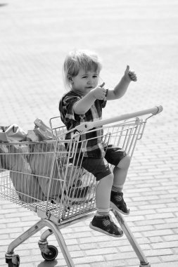 Sevimli çocuk arabası alışveriş