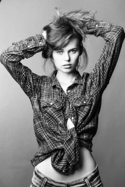 Kırmızı Kareli gömlekli güzel kız