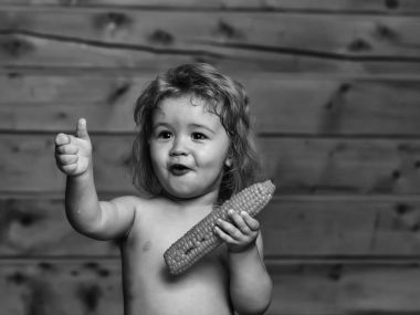 sarı mısır yeme komik küçük çocuk çocuk