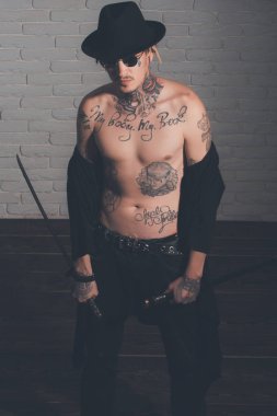 Savaşçı siyah şapka ve açık elbiseler gösterilen gövde dövme. Kılıç ayakta ahşap zemin, üstten görünüm üzerinde olan adam. Harakiri, intihar ritüel. Şeref ve haysiyet. Samuray, Budist kavramı.