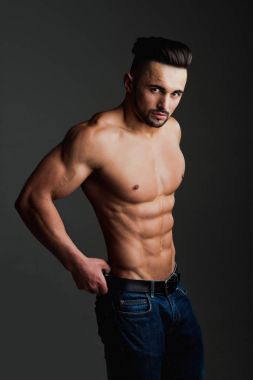 Adam kas vücut ve çıplak göğüs ya da çalıştırıcı sporcu