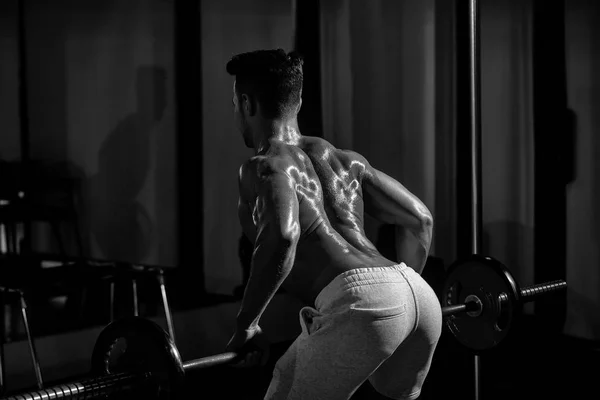 Musculoso hombre entrenamiento en gimnasio — Foto de Stock