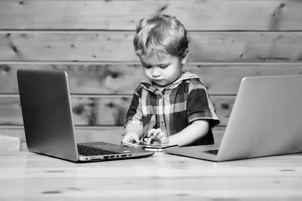 Симпатичный мальчик с компьютерами — стоковое фото