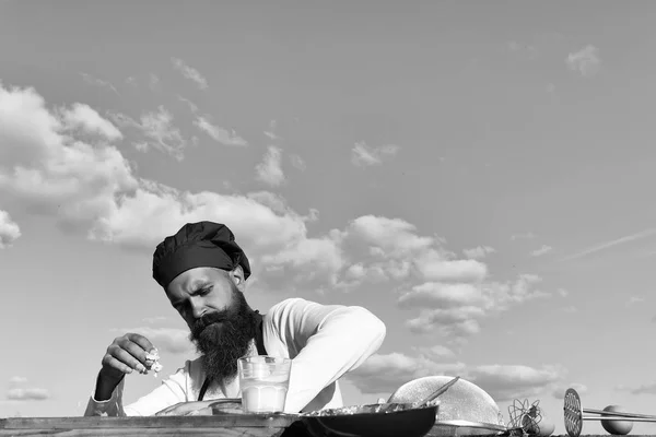 Berded hombre chef cocina al aire libre — Foto de Stock