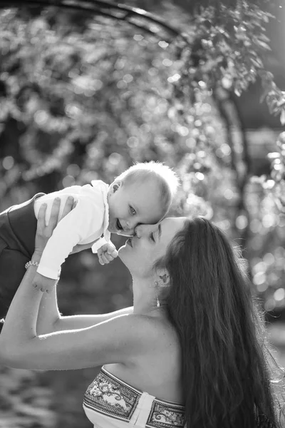 Feliz menino bonito e mãe se divertindo — Fotografia de Stock