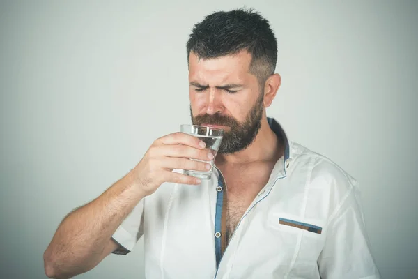 Hipster schone gezonde drinkwater, verfrissende. — Stockfoto