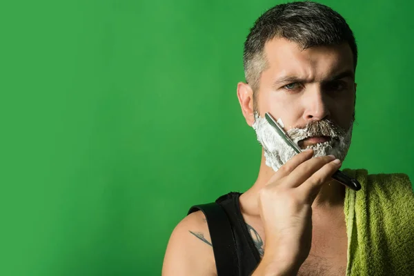 Hipster serio en barbería, nueva tecnología . — Foto de Stock
